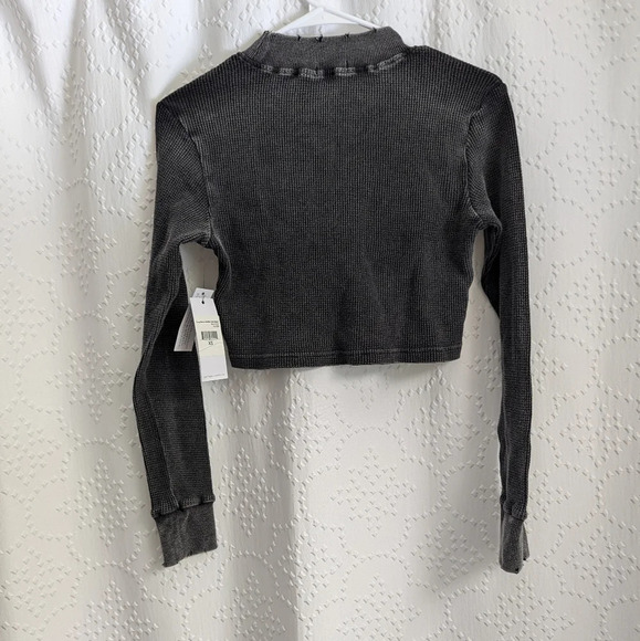 Kendall & Kylie Long Sleeve Waffle Crop Distressed Mock Neck Black Acid Wash XS - Picture 2 of 6